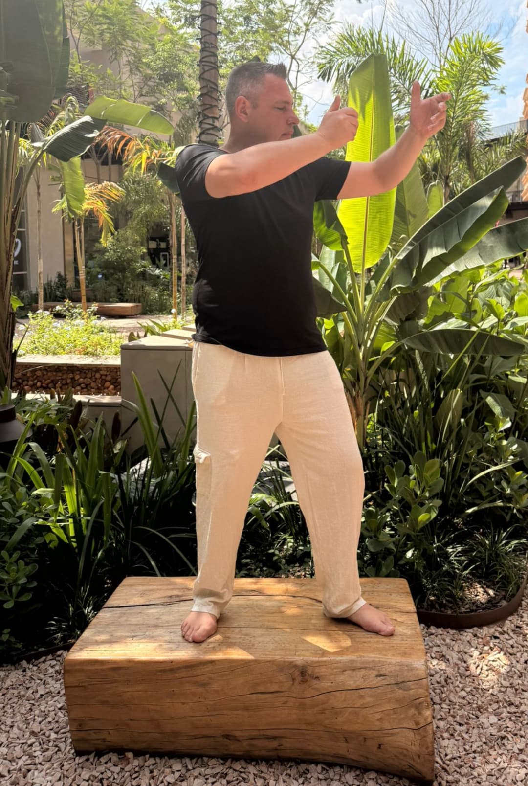 Sven Wagenholz bei einer Qigong-Übung